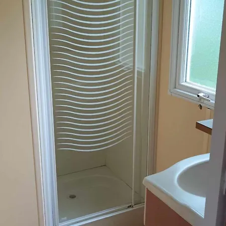 Кемпинг Mobil Avec Terrasse - 6 Pers. - Api-1-52-2038 Ла-Тур-д'Овернь