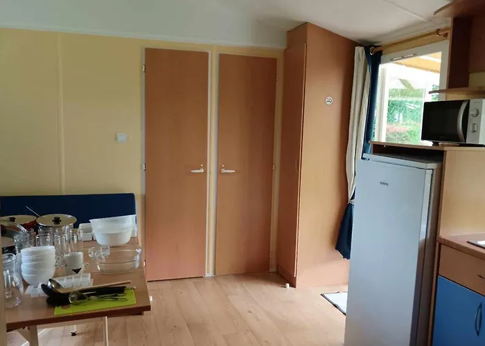 Кемпинг Mobil Avec Terrasse - 6 Pers. - Api-1-52-2038 Ла-Тур-д'Овернь