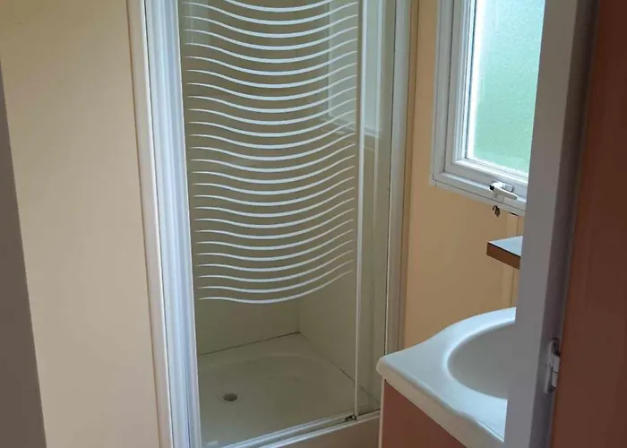 Кемпинг Mobil Avec Terrasse - 6 Pers. - Api-1-52-2038 Ла-Тур-д'Овернь